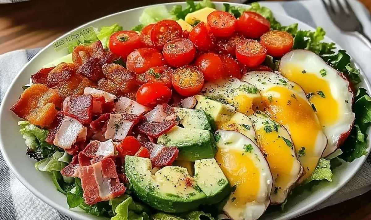 Cobb Salad with Bacon, Chicken & Blue Cheese