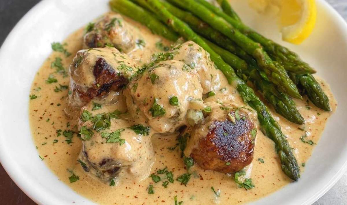 Garlic Butter Steak Bites with Parmesan Sauce