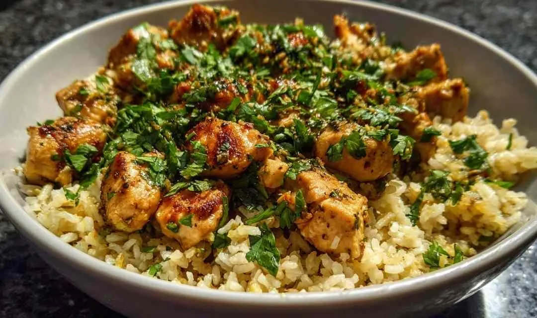 High Protein Garlic Chicken Rice: Easy One-Skillet Dinner Ready in 25 Minutes